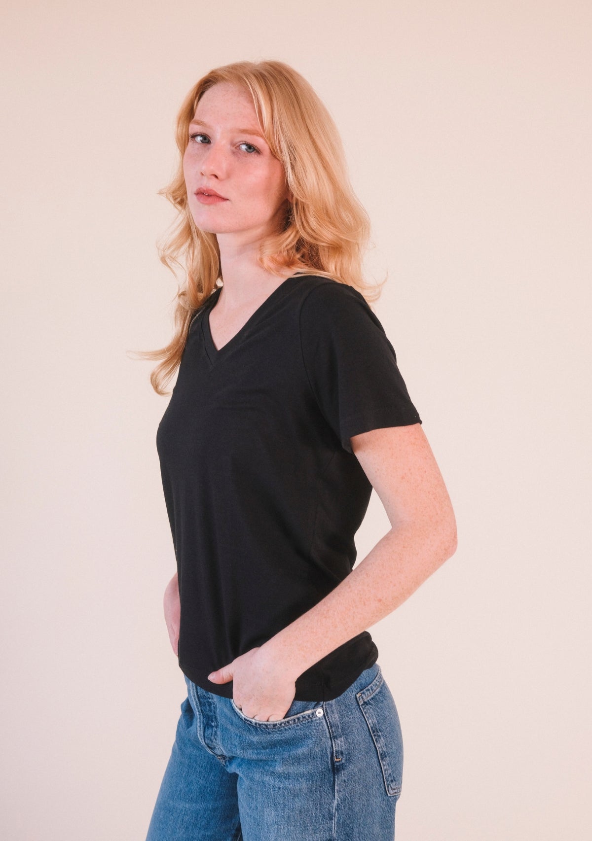 Louise Organic Cotton + Tencel ™ V-neck Tee - Black