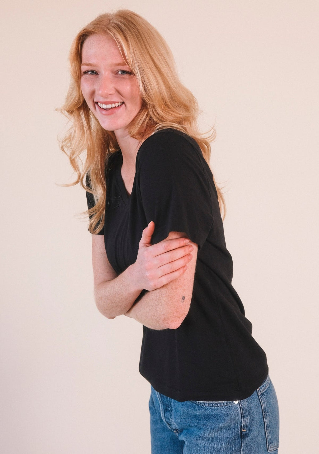 Louise Organic Cotton + Tencel ™ V-neck Tee - Black