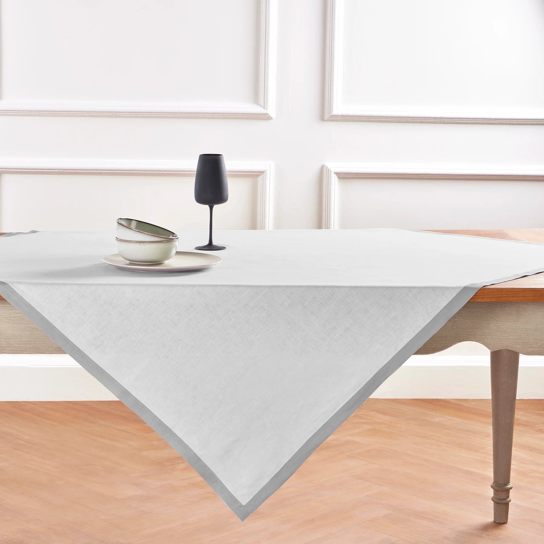 Classic Table Throw
